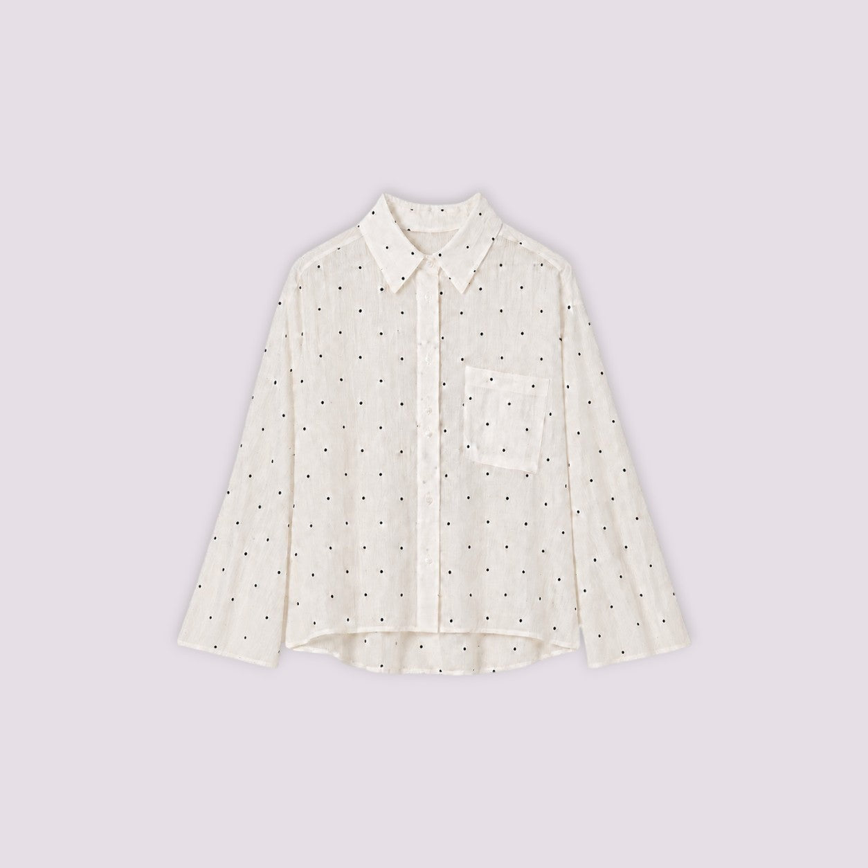 Chemise Sirlab écrue à pois noirs, coupe ample et fluide avec manches larges et poche poitrine.